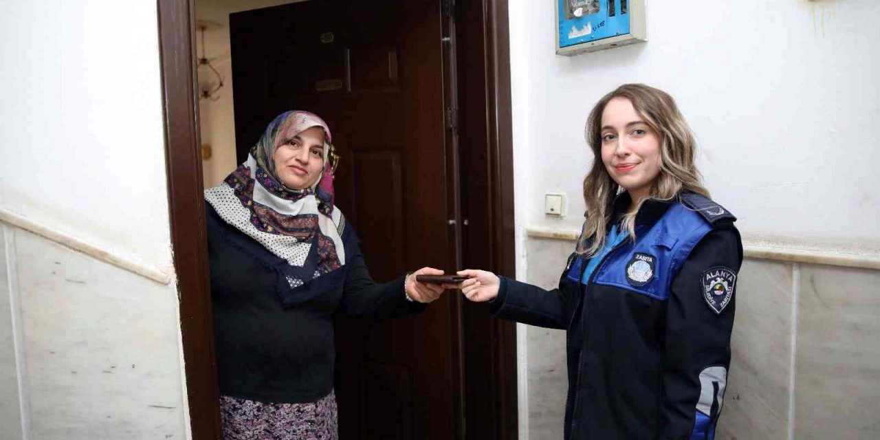 Alanya’da tatilcilerin kaybolan eşyaları adresine kargoyla gönderiliyor