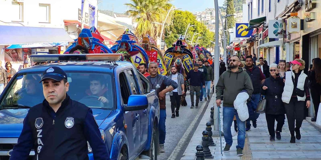 Bodrum’da develi kortej yürüyüşü renkli görüntüler oluşturdu