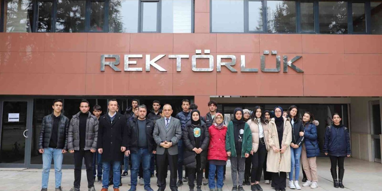 Elazığ’da lise öğrencileri FÜ’yü gezdi