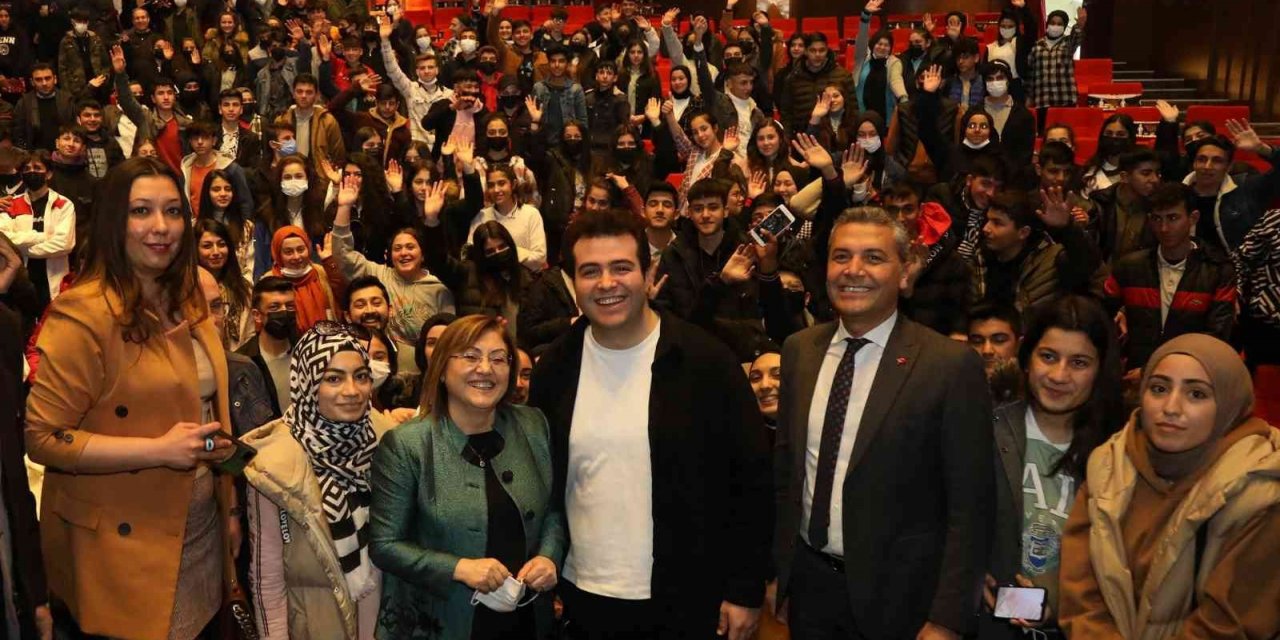 Mobil uygulama ile gençlere hediye dağıtıldı