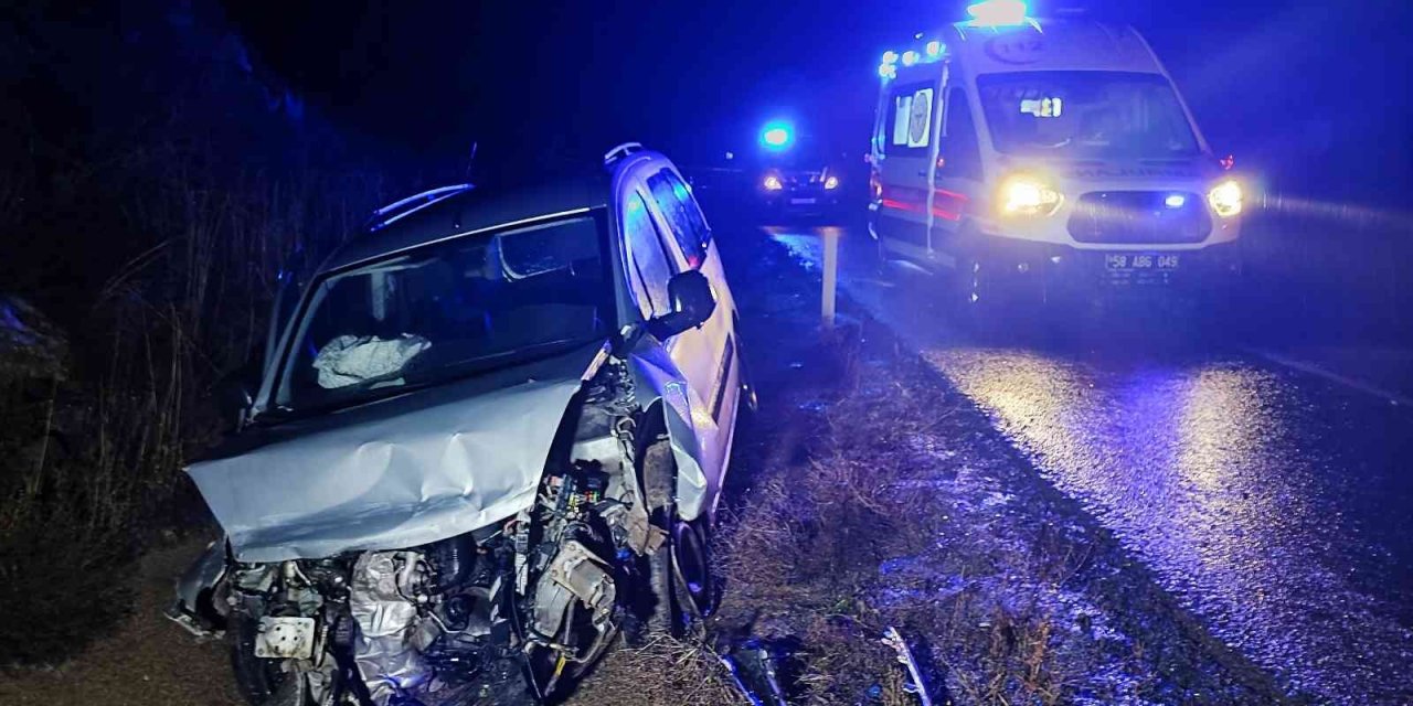 Yoldan çıkan araç su kanalına düştü, 3 kişi yaralandı