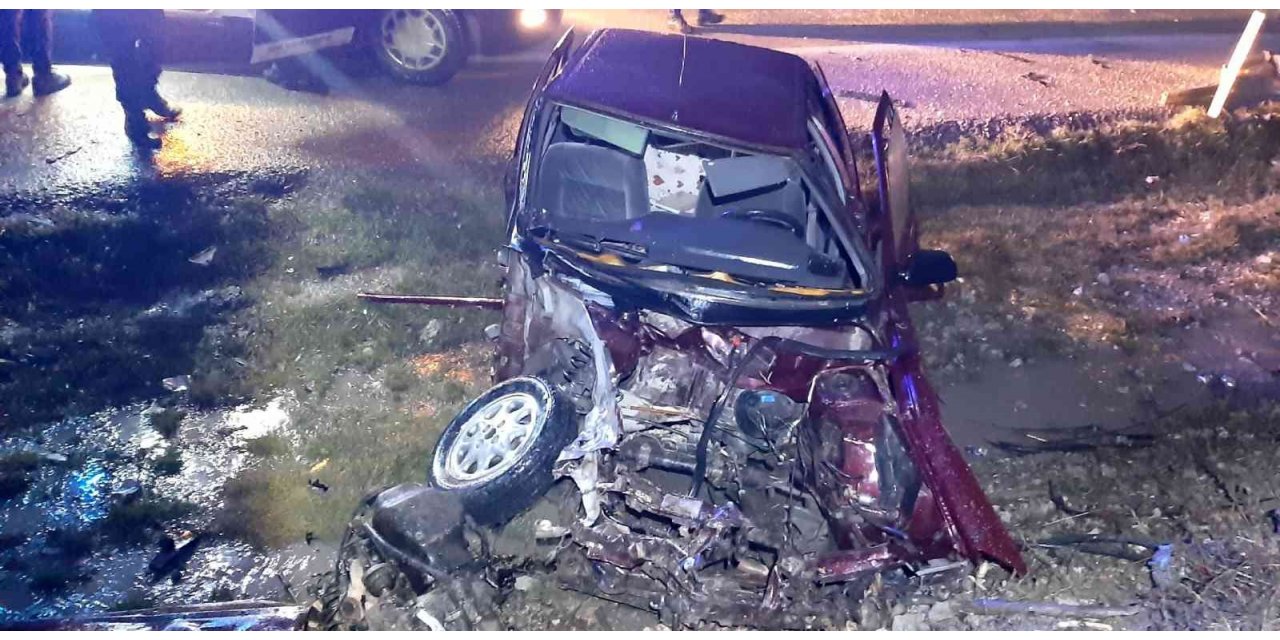 Tıra ile otomobil kafa kafaya çarpıştı: 2 yaralı