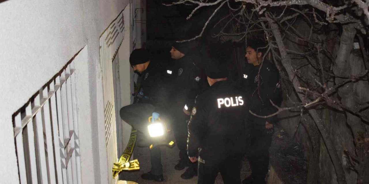 Tüfekle oynarken kendini yaraladı