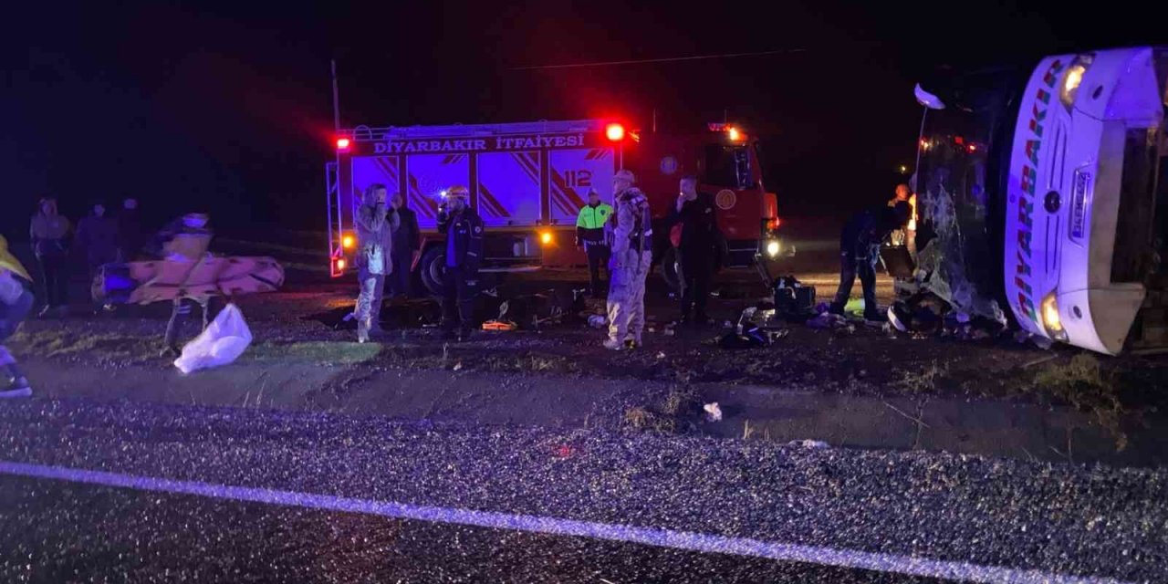 Diyarbakır’da yolcu otobüsü devrildi: 1’i bebek 5 ölü, 23 yaralı