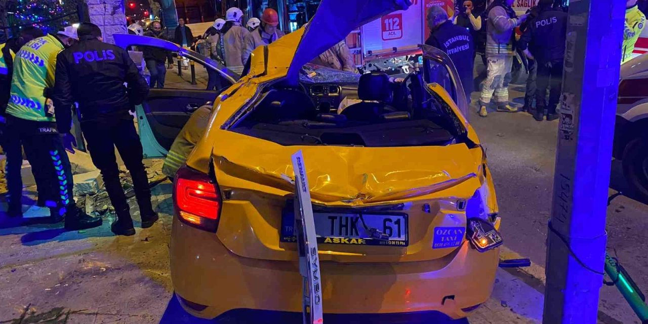 Kadıköy’de ters dönen ticari taksinin tavanı koptu: 3’ü ağır 4 yaralı
