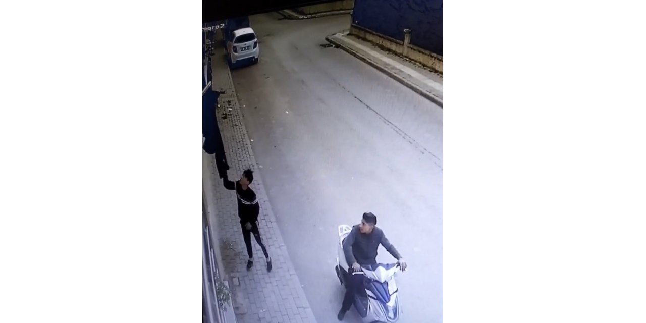 Bursa’da motosikletli çamaşır hırsızları kamerrada