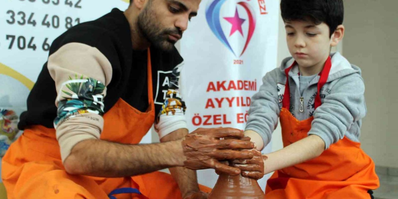 Hayatlarında ilk kez çömlek yapan özel öğrencilerin mutlu günü