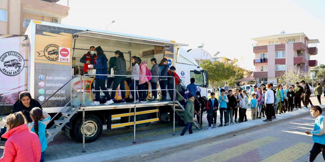 Didim Belediyesi ilçede eğitim gören öğrencilere sıcak çorba ikramında bulunuyor