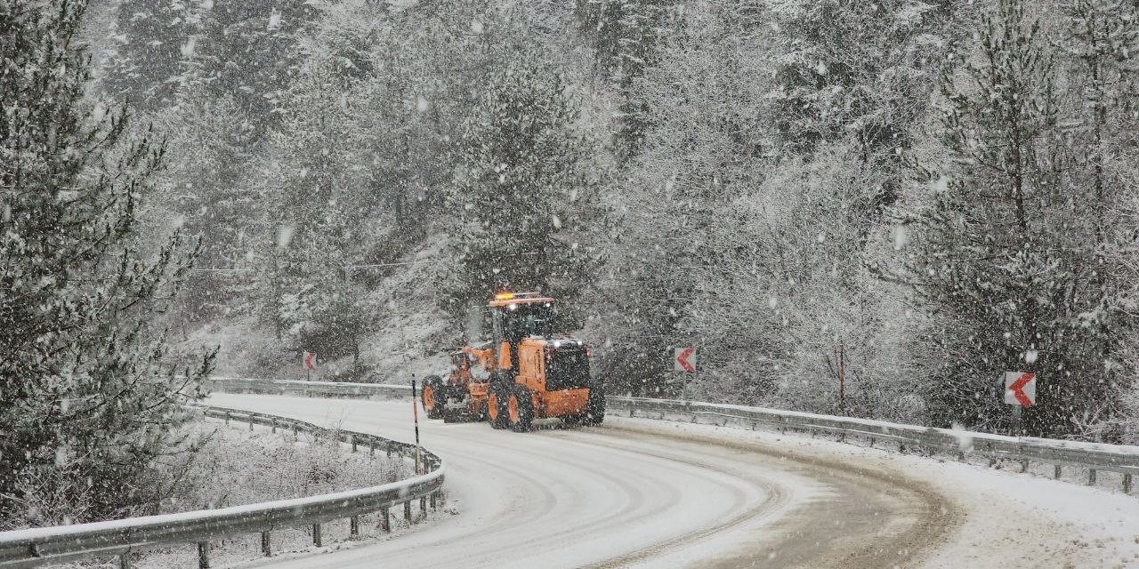Karabük-Bartın karayolunda yoğun kar yağışı etkili oluyor