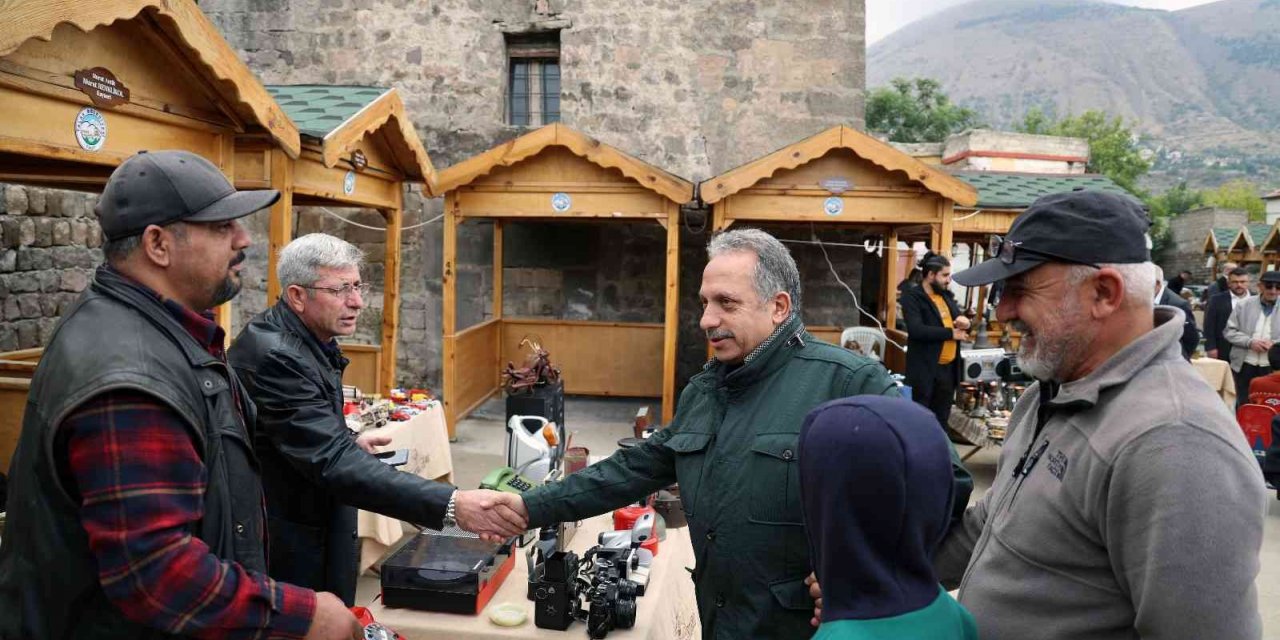 Yeni yılın ilk antika pazarı