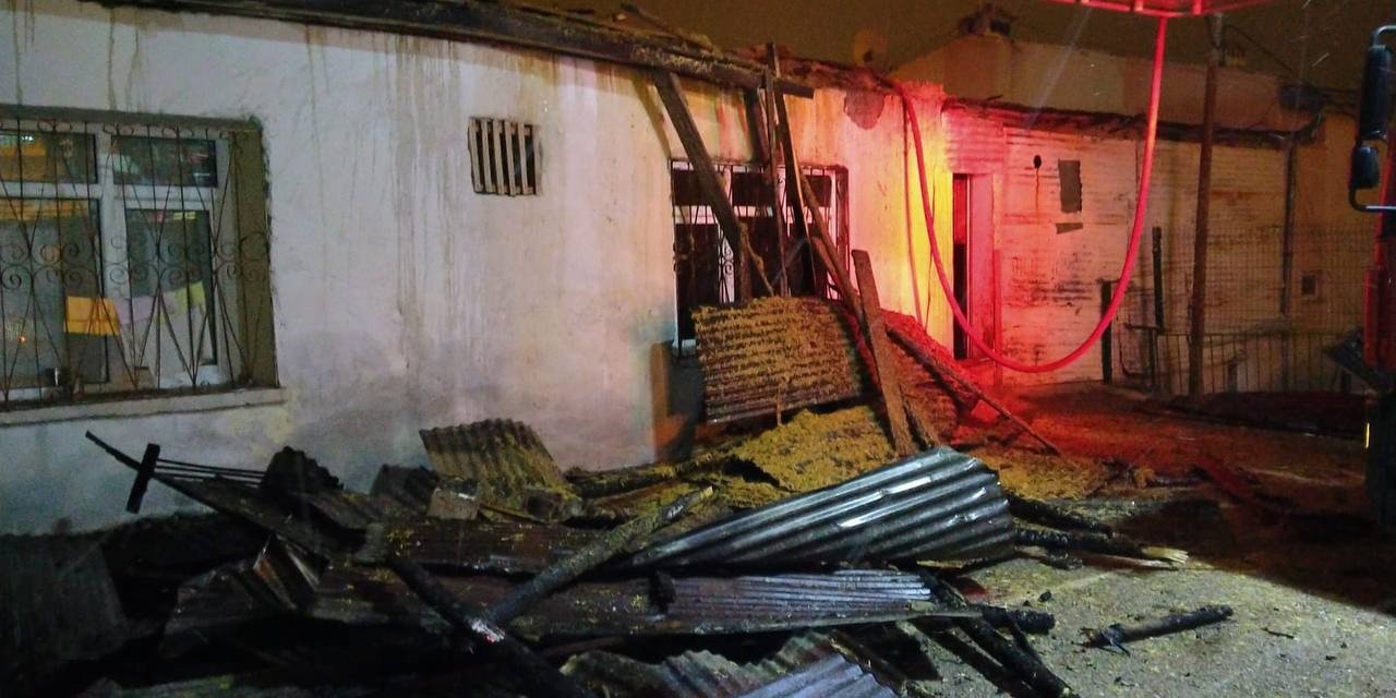 Bayburt’ta evin çatısı yandı