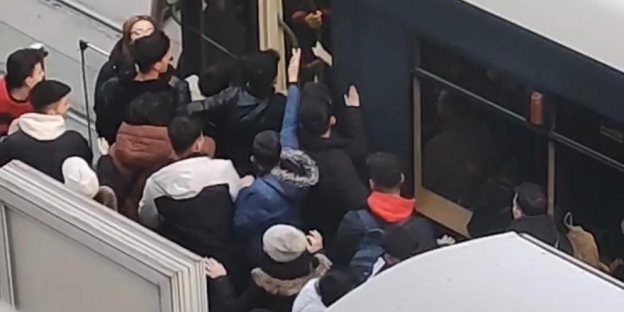 Onlarca öğrenci tramvaya saklanan şahsa böyle saldırdı