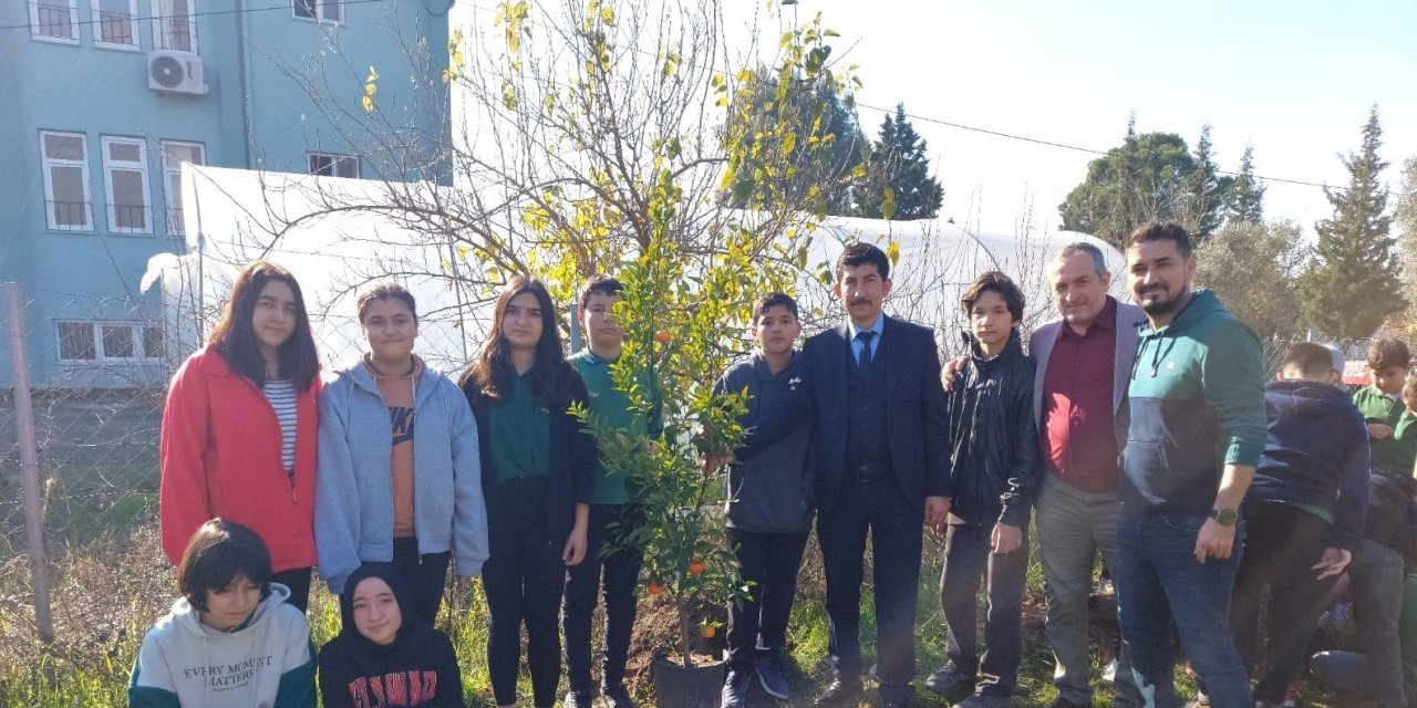 Köyceğiz’de okul bahçesini meyve ağaçları ile donattılar