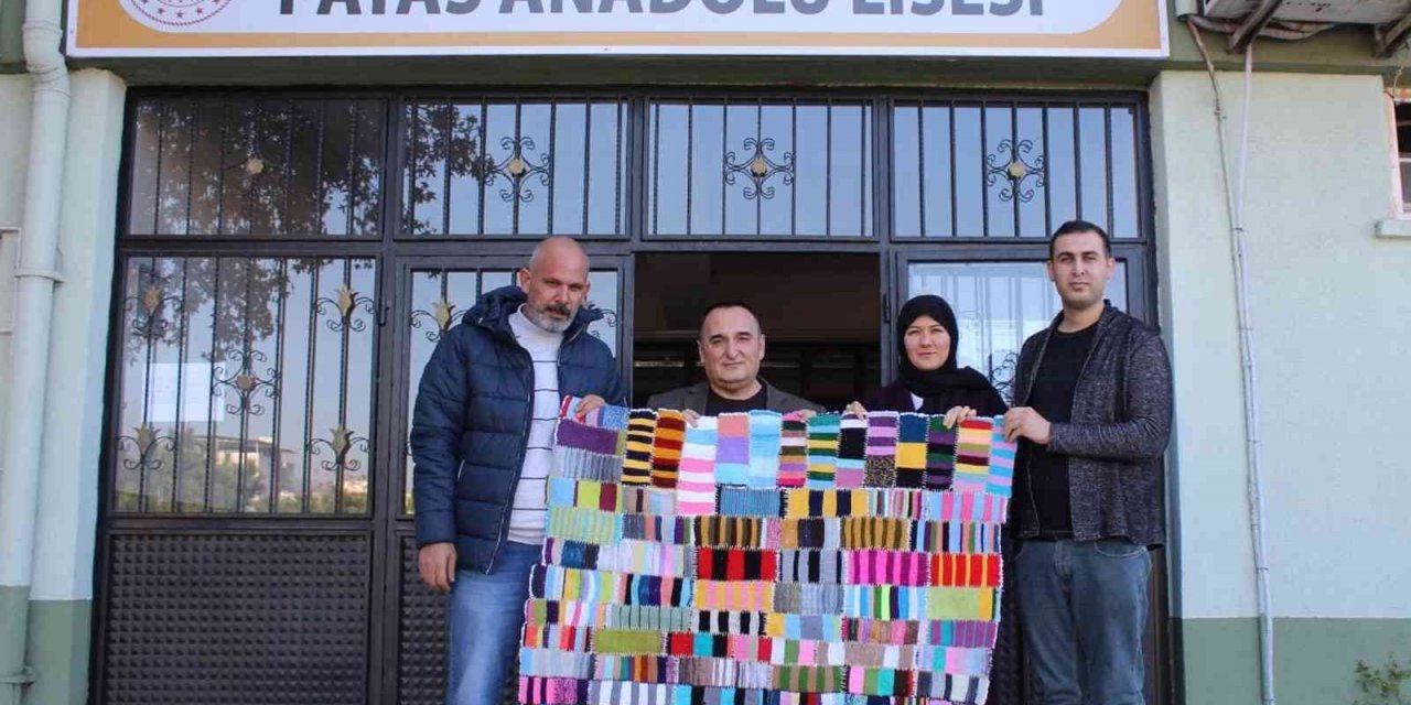 Lise öğrencileri ilmek ilmek kilim dokudu