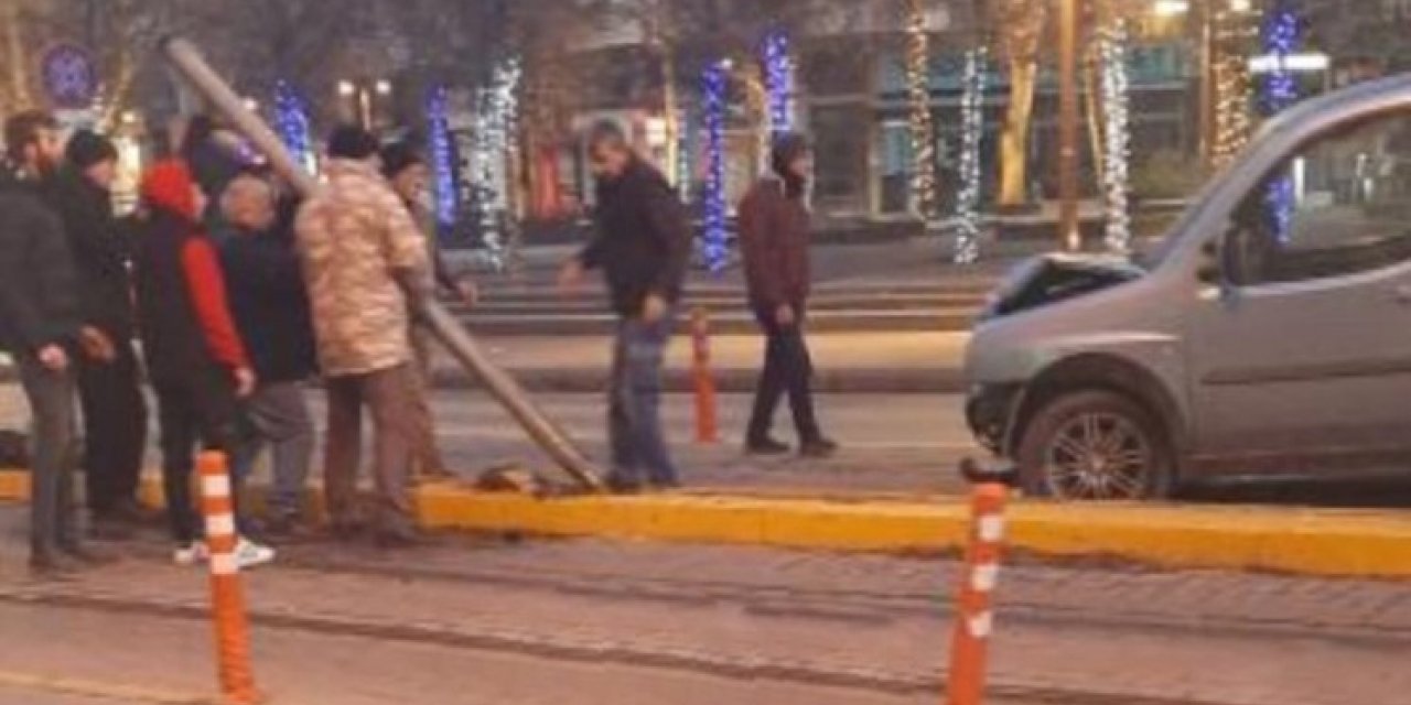 Tramvay yolundaki direğe çarptı, seferler aksadı