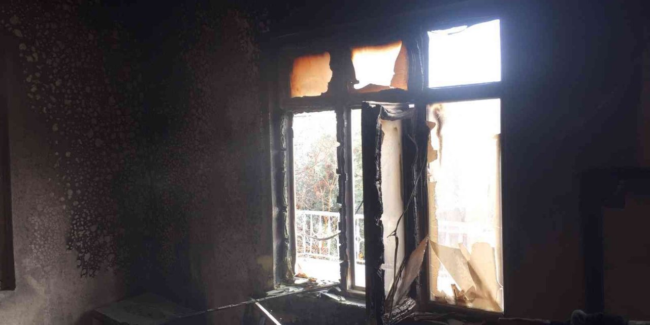Yangın çıkan ev kullanılamaz hale geldi