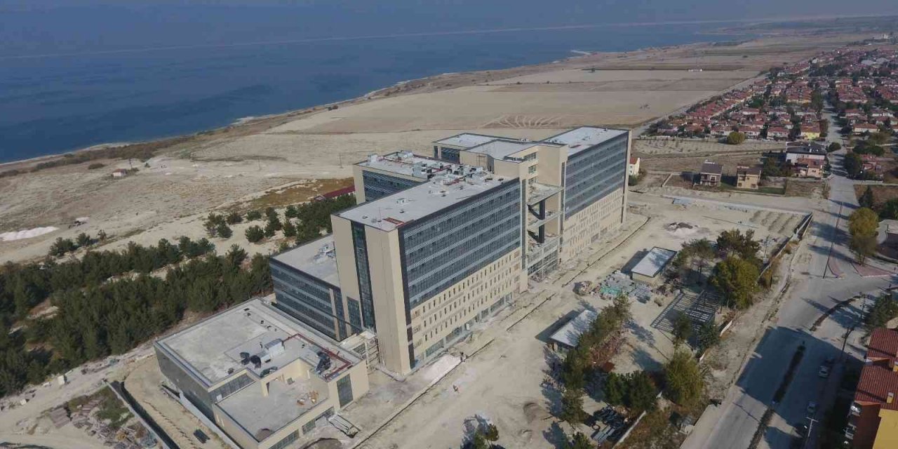 Türkiye’nin ilk göl manzaralı devlet hastanesi yüzde 90 oranında tamamlandı