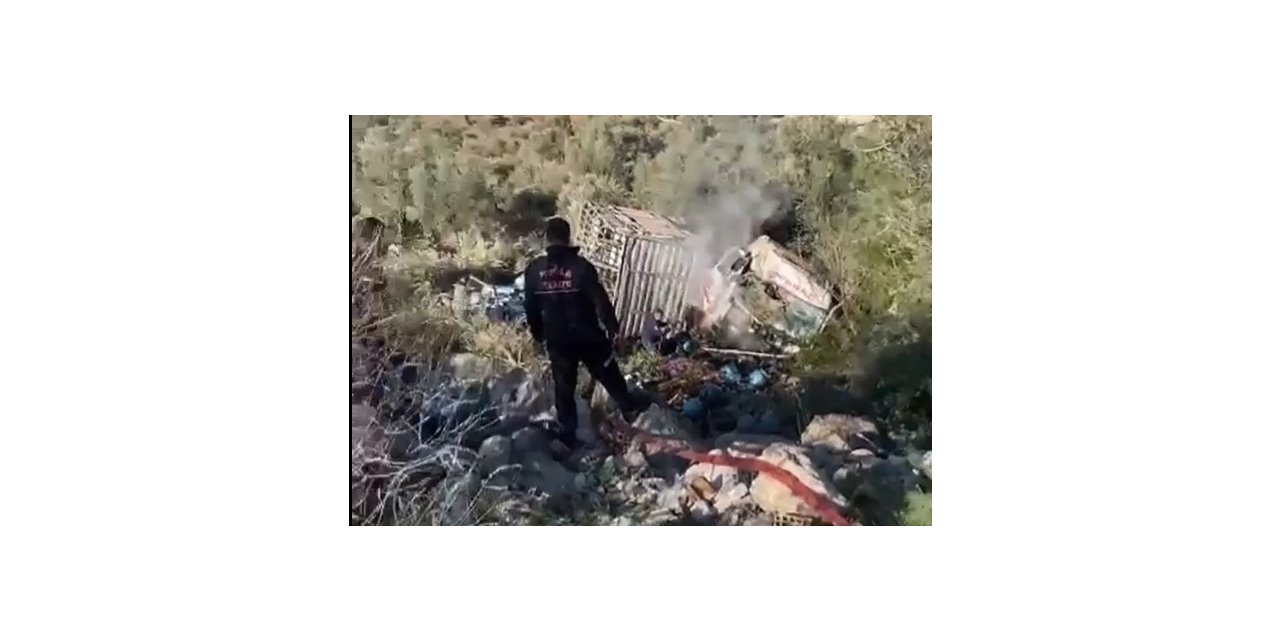 Tüp yüklü kamyon uçuruma yuvarlandı