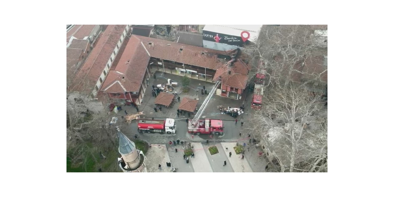 Bursa’da tarihi çarşıda çıkan yangın havadan görüntülendi