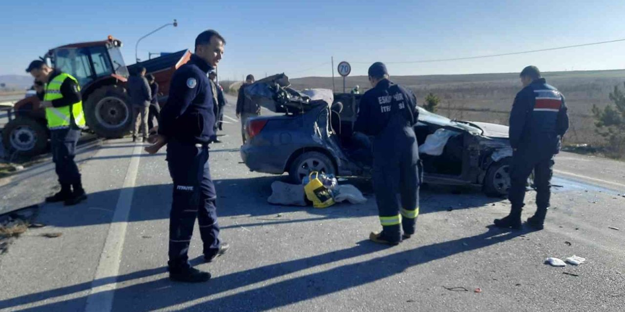 Traktörle otomobil çarpıştı, 3 kişi yaralandı