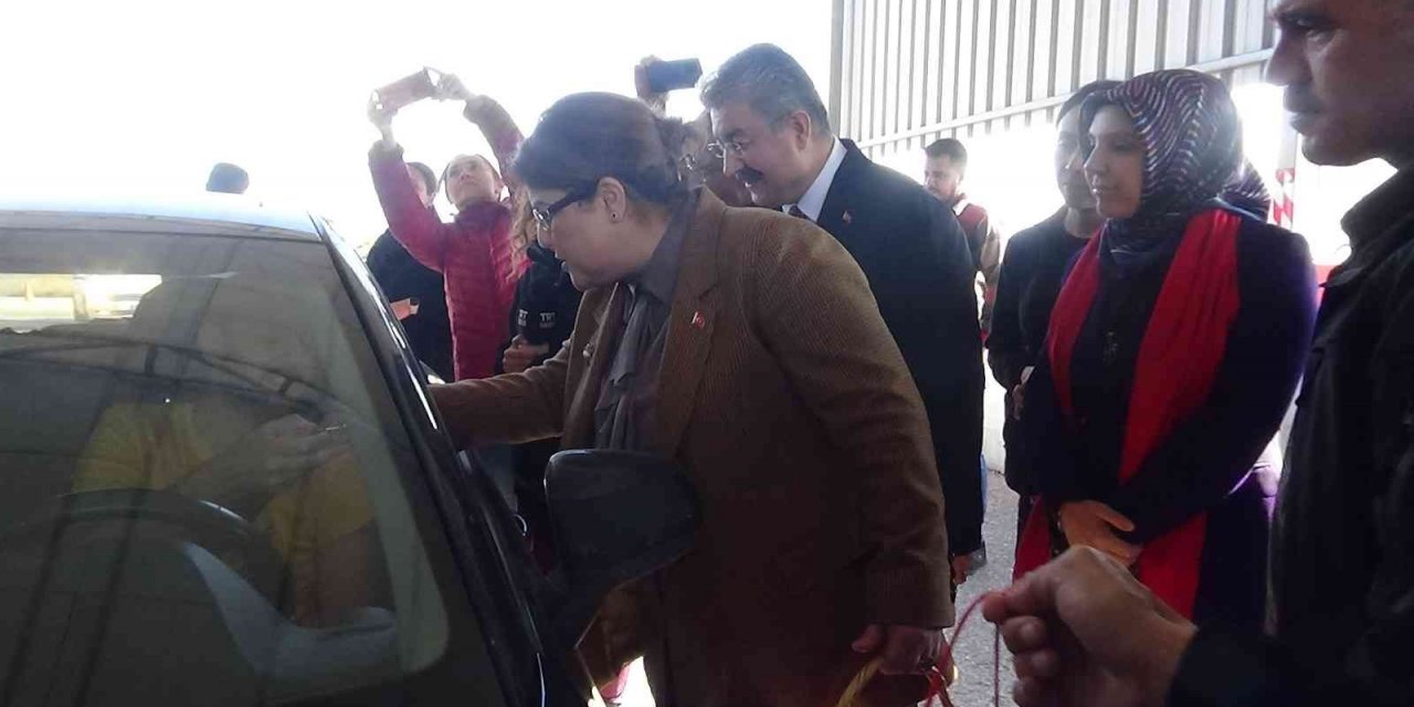 Bakan Yanık "Ceza Yeme Fıstık Ye" dedi, sürücülere Osmaniye fıstığı ikram etti