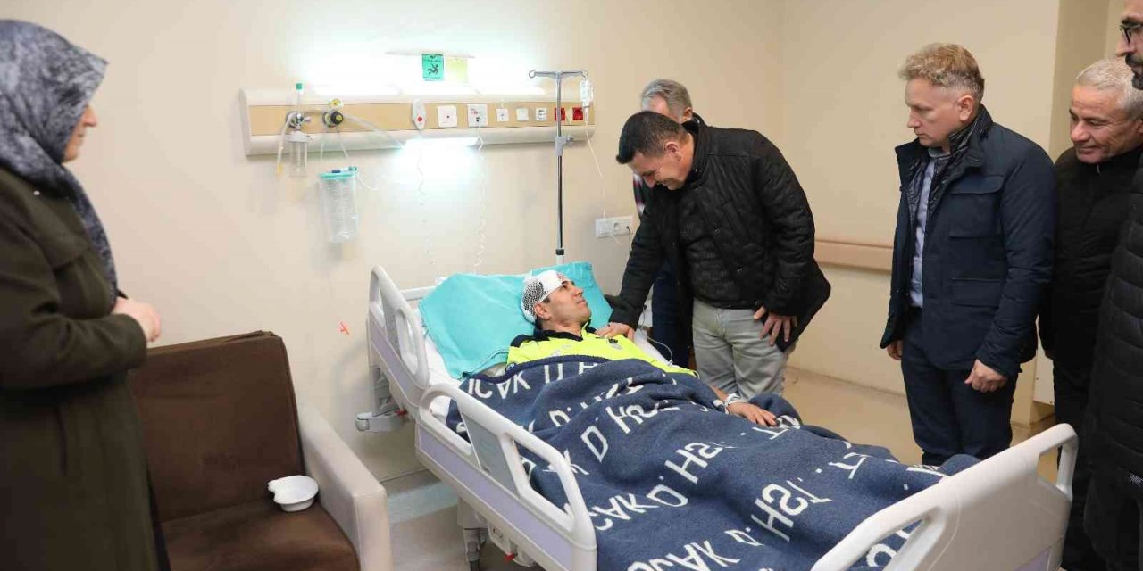 Vali Arslantaş, aracın çarpması sonucu yaralanan polis memurunu hastanede ziyaret etti