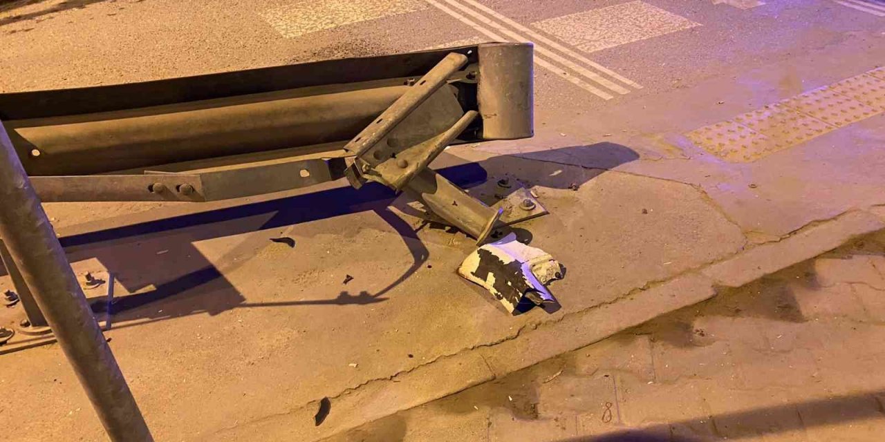 Ataşehir’de 14 yaşındaki sürücü demir korkuluklara çarptı: 2 yaralı