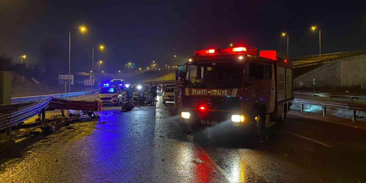 Çekmeköy’de bariyerlere çarpan aracın motoru yola fırladı: 3 ağır yaralı