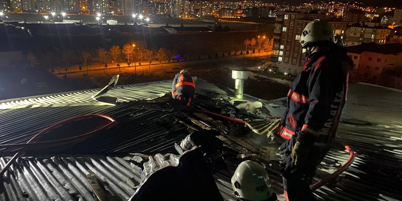 Malatya’da korkutan çatı yangını