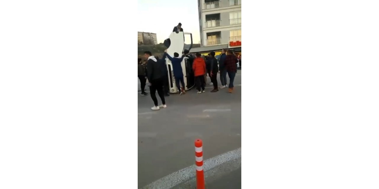 Kamyonet yan yattı, vatandaşlar sürücüyü kurtarmak için seferber oldu