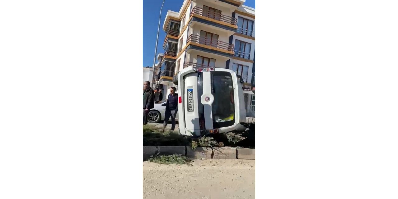 Elazığ’da hafif ticari araç yan yattı: 1 yaralı