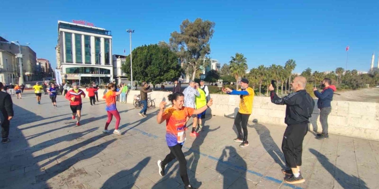 Sporcular koşuyu bırakıp davul zurna eşliğinde çiftetelli oynadı