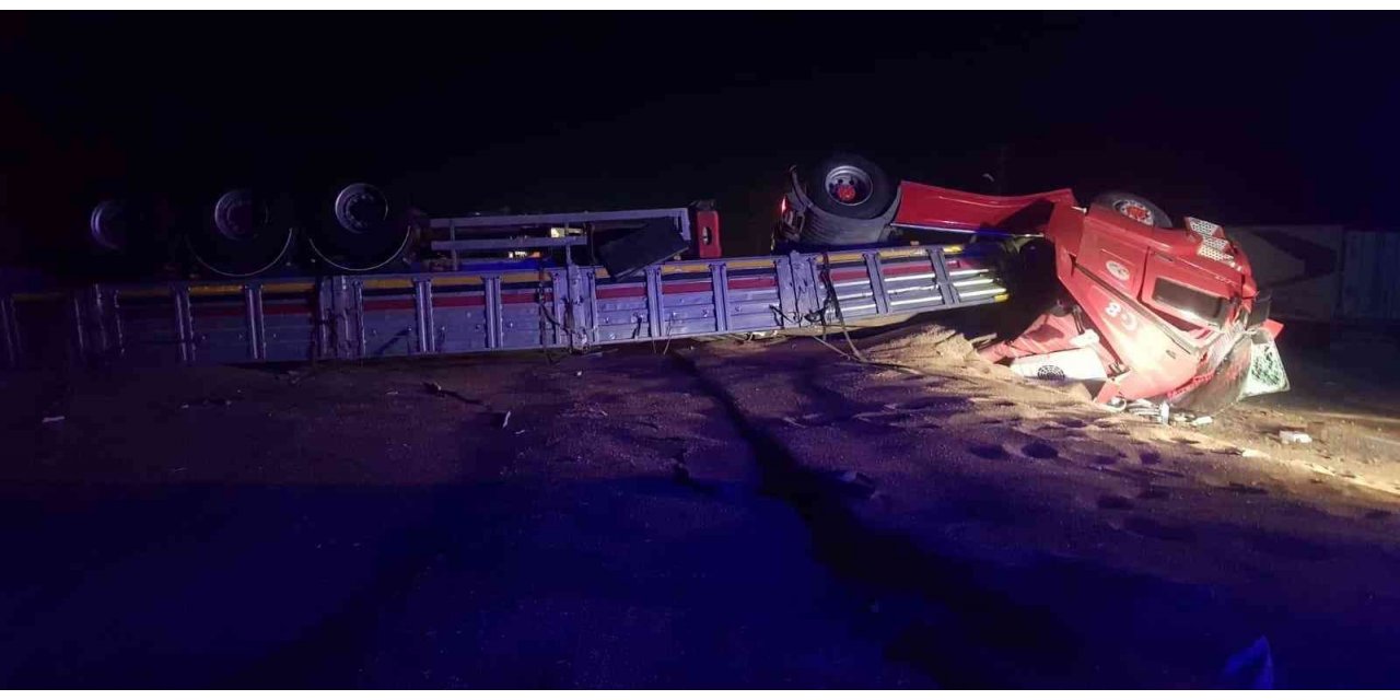 Buğday yüklü tırın devrilme anı kamerada