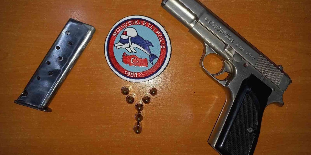 Polise direnen şüphelilerin üzerinden ruhsatsız tabanca çıktı