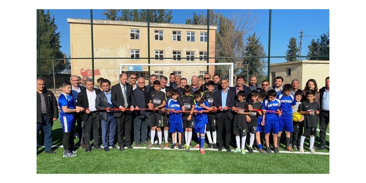 Yapımı tamamlanan halı sahalar hizmete açıldı