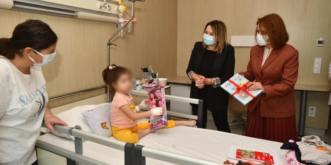 Yıldız Pehlivan, hastanede tedavisi süren çocukları sevindirdi