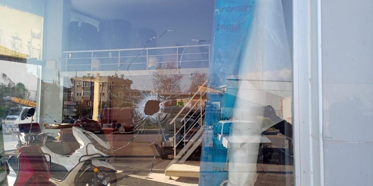Sabah iş yerini açan esnaf parçalamış camlarla karşılaşınca silahlı saldırı ortaya çıktı