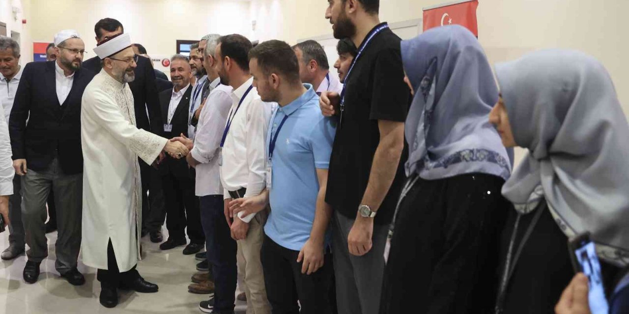 Diyanet İşleri Başkanı Erbaş, umre ziyareti için Mekke’de bulunan vatandaşlarla buluştu