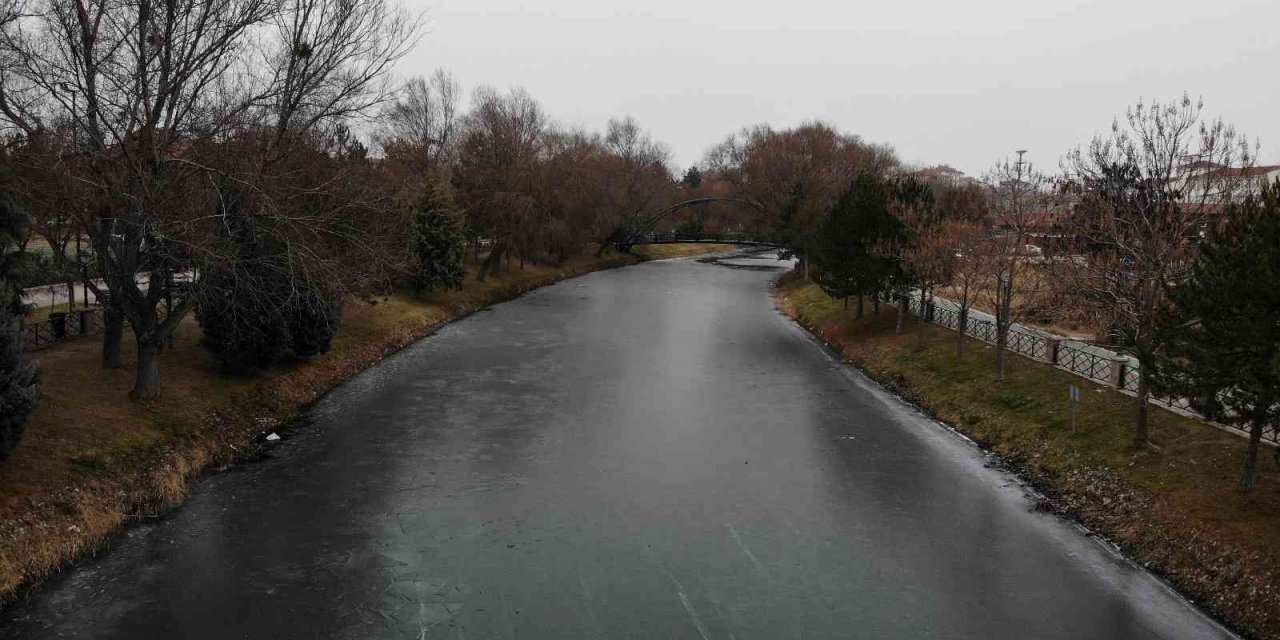 Buz tutan Porsuk Çayı havadan görüntülendi