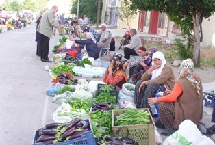 Seydişehir'de köy pazarına yoğun ilgi