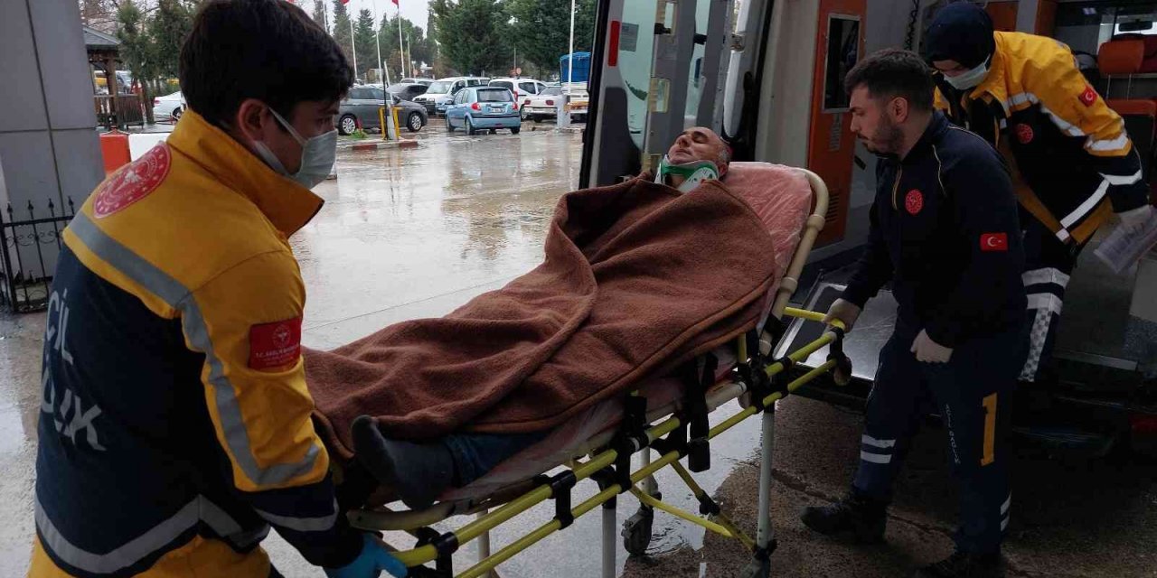 Demiryolu inşaatında yıkılan demirin altında kalan işçi ölümden döndü