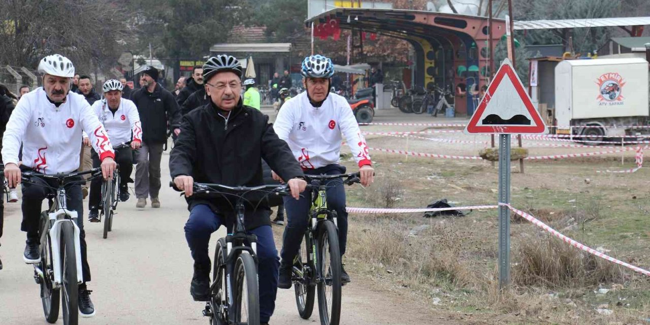 Cumhurbaşkanı Yardımcısı Oktay, 10 Ocak Çalışan Gazeteciler Günü bisiklet sürüş etkinliğine katıldı