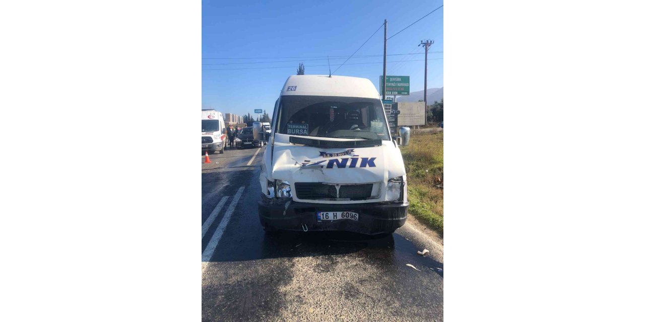 Bursa’da minibüs otomobille çarpıştı: 7 yaralı