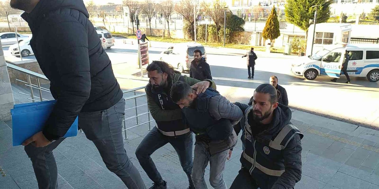 Bir gencin öldüğü silahlı kavganın zanlısı, karısı ve çocuğunu korumak için ateş ettiğini söyledi