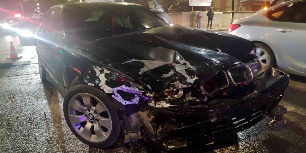 Hafif ticari araç ile otomobil çarpıştı: 3’ü çocuk 5 yaralı