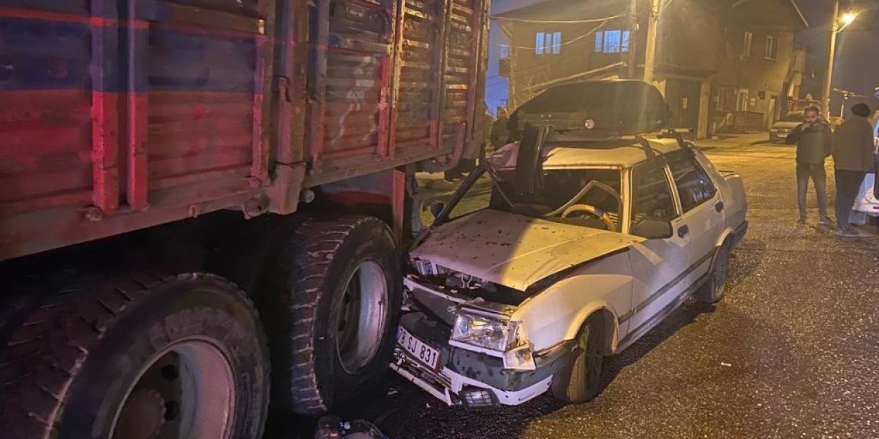 Alkollü sürücü otomobili ile park halindeki kamyona çarptı: 2 yaralı