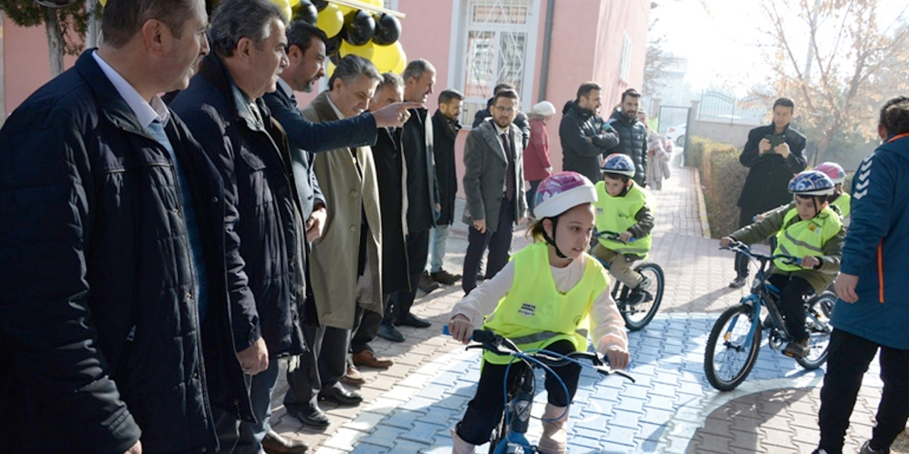 Konya'da 10 okulda bisiklet sürüş eğitimi! Karahüyük Ahmet Haşhaş İlkokulunda renkli görüntüler
