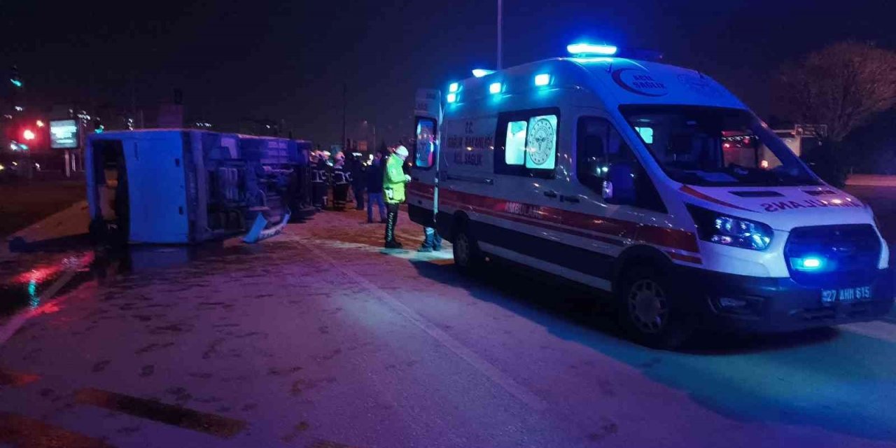 Gaziantep’te feci kaza! Otomobille çarpışan işçi servisi devrildi! 2’si ağır 10 yaralı