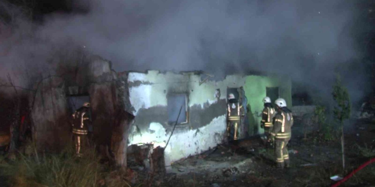 Ataşehir’de metruk gecekonduda yangın