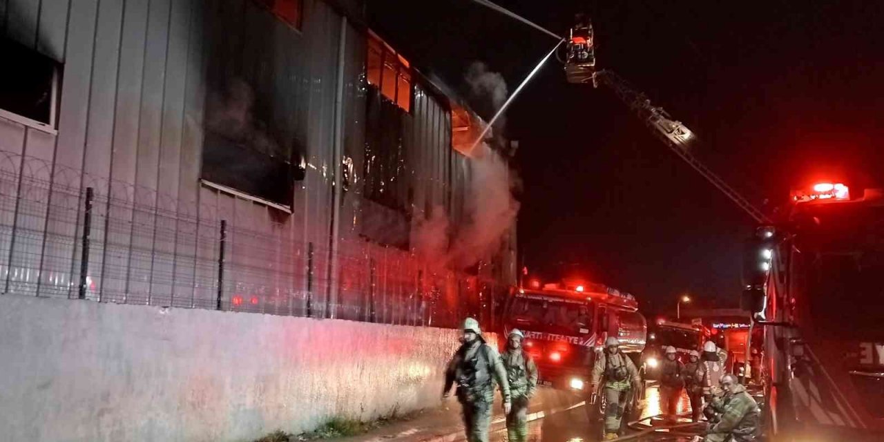 Arnavutköy’de 10 bin metrekarelik fabrika kül oldu